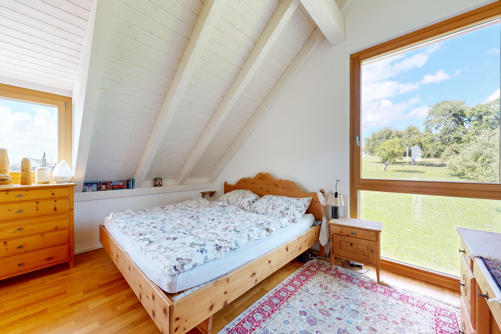 zimmer / schlafzimmer mit day time, balkendecke, beamed ceiling, holzfußboden, und wood finish floor