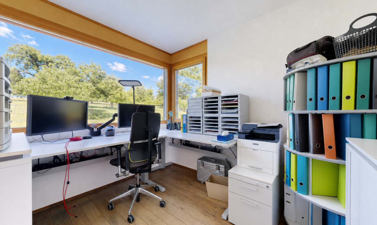büro mit bürobereich, fernseher, light floor, wood finish floor, und holzfußboden