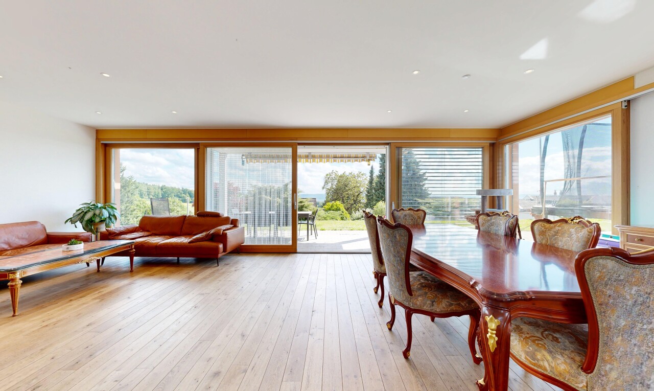 wohn- / esszimmer mit inside property, natural light, natürliches licht, wood finish floor, und holzfußboden