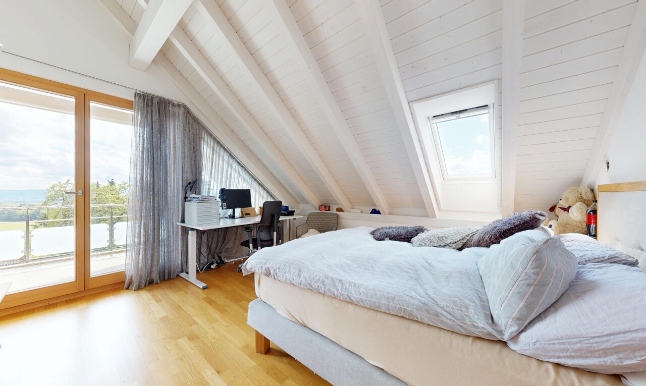zimmer / schlafzimmer mit beamed ceiling, balkendecke, zusätzliches zimmer, vaulted ceiling, und dachschräge