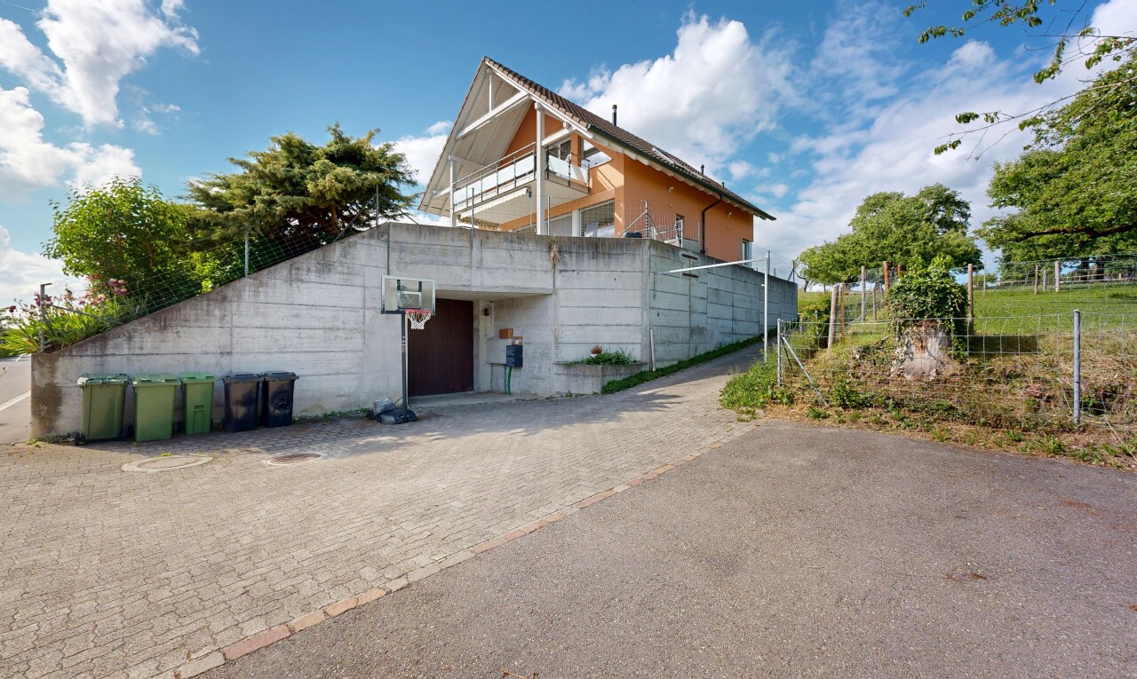 außenansicht mit property visible, balkon, und day time
