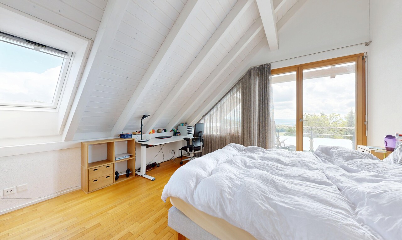 zimmer / schlafzimmer mit balkendecke, beamed ceiling, inside property, dachschräge, und vaulted ceiling