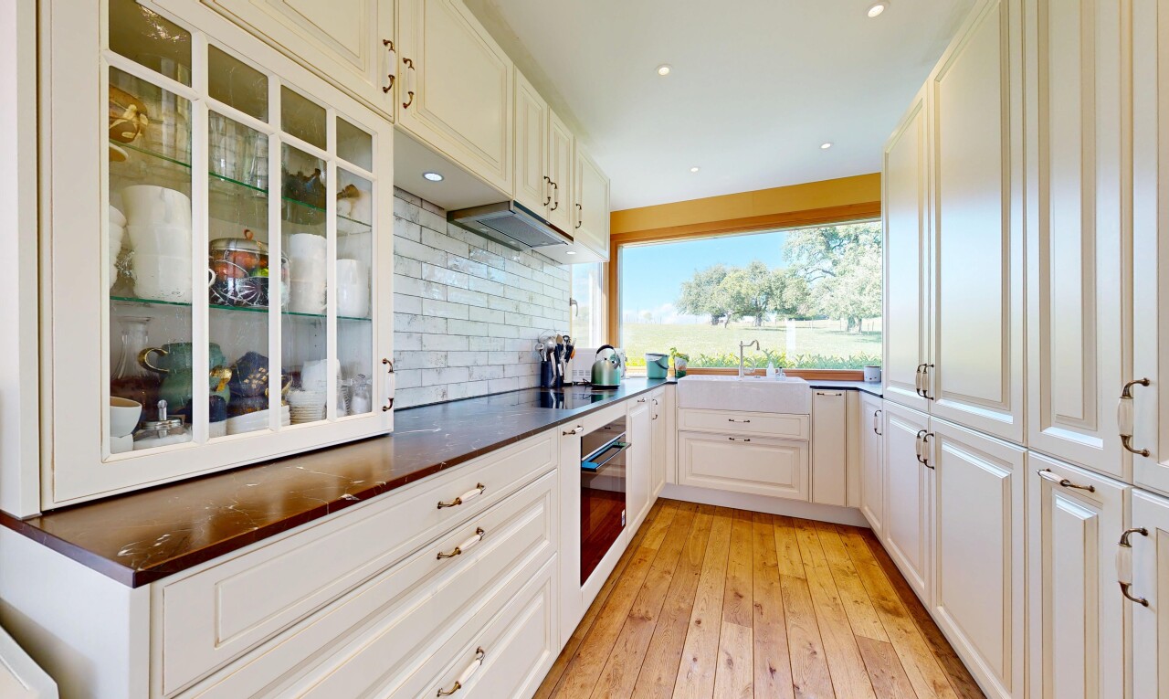 küche mit hochgezogene schränke, raised cabinets, weiße schränke, white cabinets, und light floor