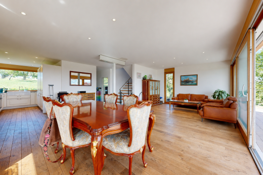 wohn- / esszimmer mit natürliches licht, natural light, hardwood floor, holzfußboden, und wood finish floor