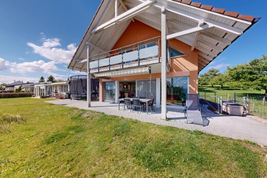 außenansicht mit terrasse, rasen, day time, property visible, und zaun