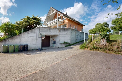außenansicht mit property visible, balkon, und day time