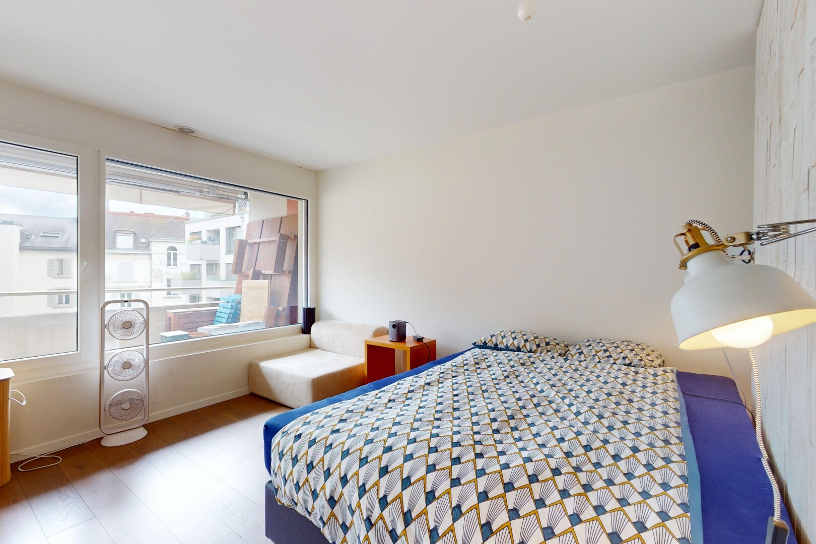 chambre avec inside property, cloison sèche, drywall, lumière naturelle, et natural light