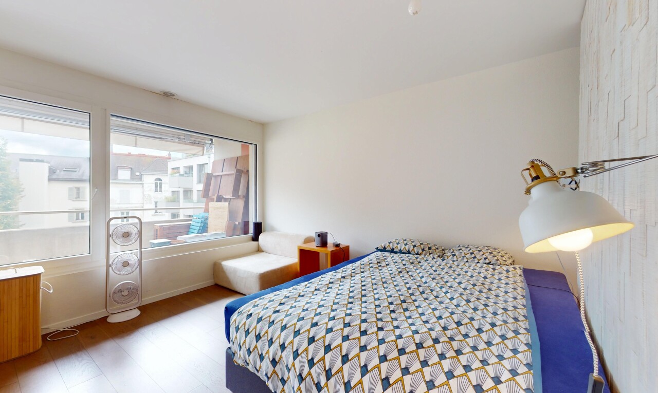chambre avec inside property, cloison sèche, drywall, lumière naturelle, et natural light