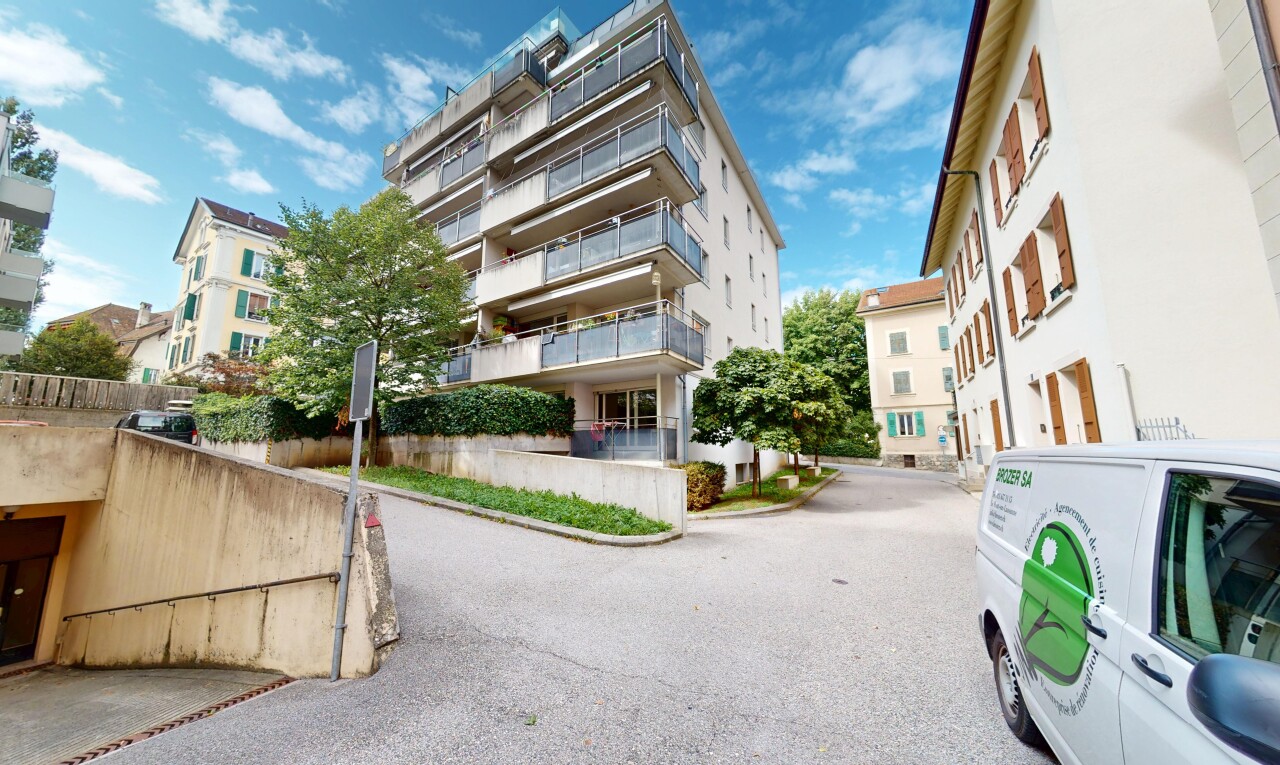 view of apartment building / complex