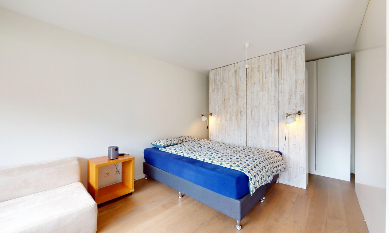 chambre avec sol en finition bois, wood finish floor, cloison sèche, drywall, et inside property