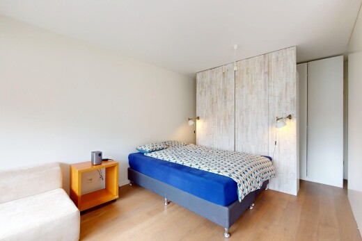 chambre avec sol en finition bois, wood finish floor, cloison sèche, drywall, et inside property