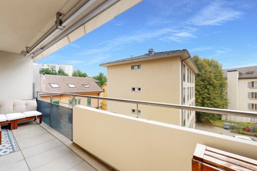 balcon avec balcon, from property, et day time
