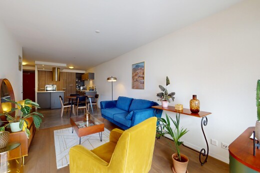 wohn- / esszimmer mit holzfußboden, wood finish floor, inside property, gipskartonwand, und drywall