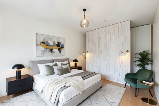 chambre avec virtually staged, drywall, cloison sèche, wood finish floor, et sol en finition bois