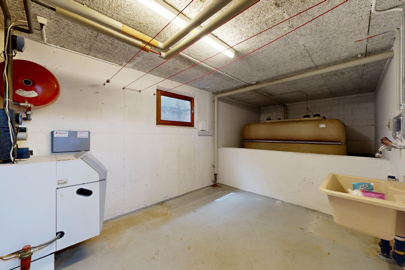innenraum mit concrete floor, unfinished concrete floor, inside community, keller, und light floor