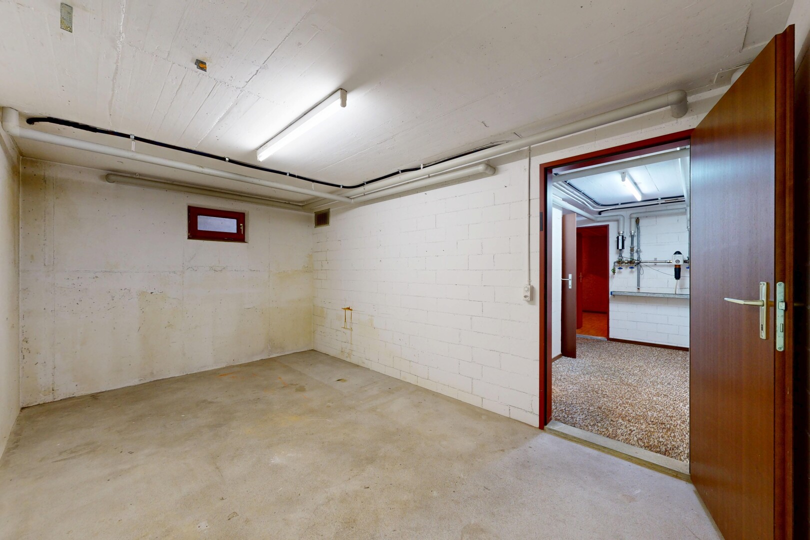 leerer raum mit inside property, betonboden, concrete floor, und keller