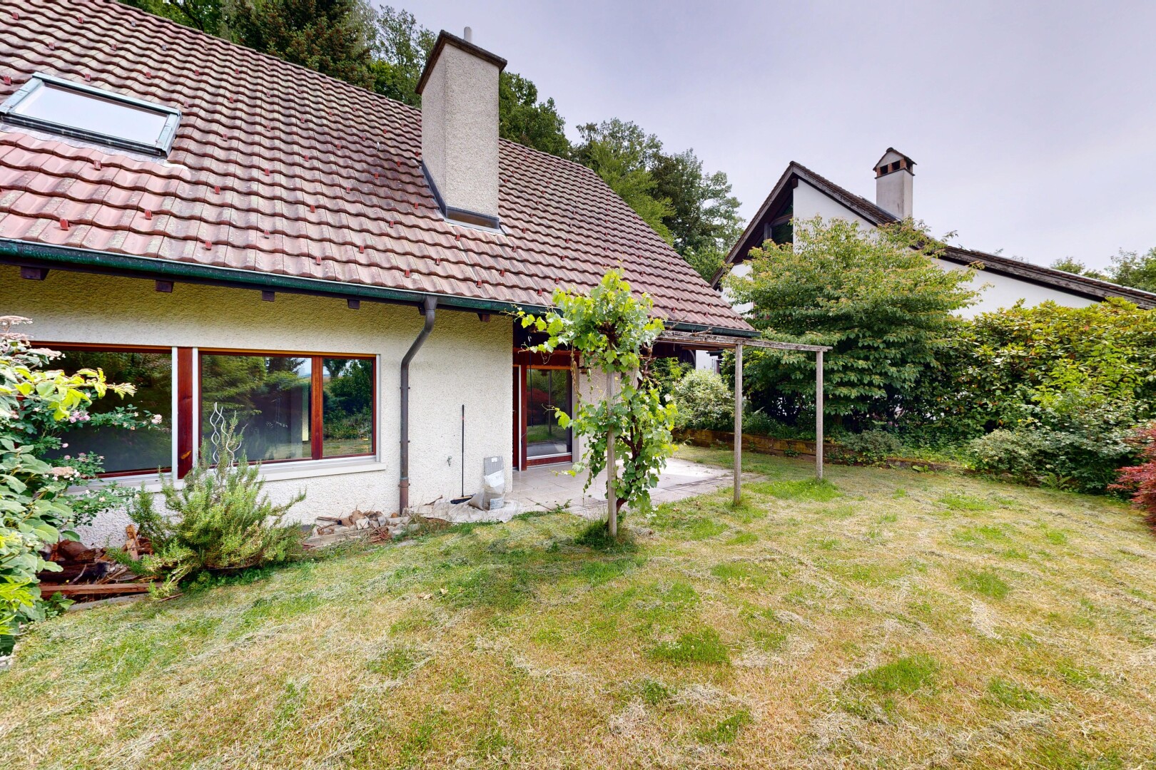 außenansicht mit schornstein, ziegeldach, from property, rasen, und terrasse