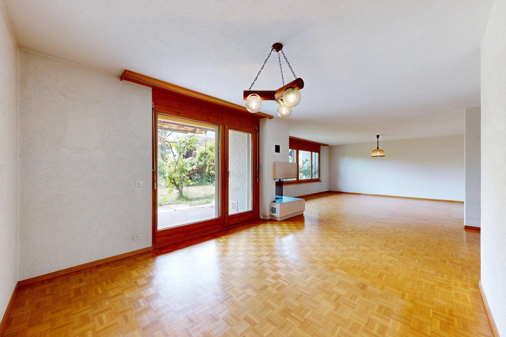 leerer raum mit inside property, natürliches licht, natural light, holzfußboden, und wood finish floor