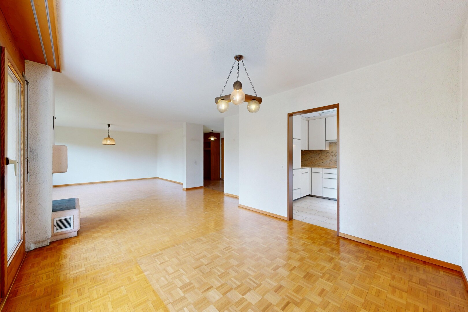 leerer raum mit wood finish floor, holzfußboden, parquet floor, inside property, und küchenrückwand beim Herd