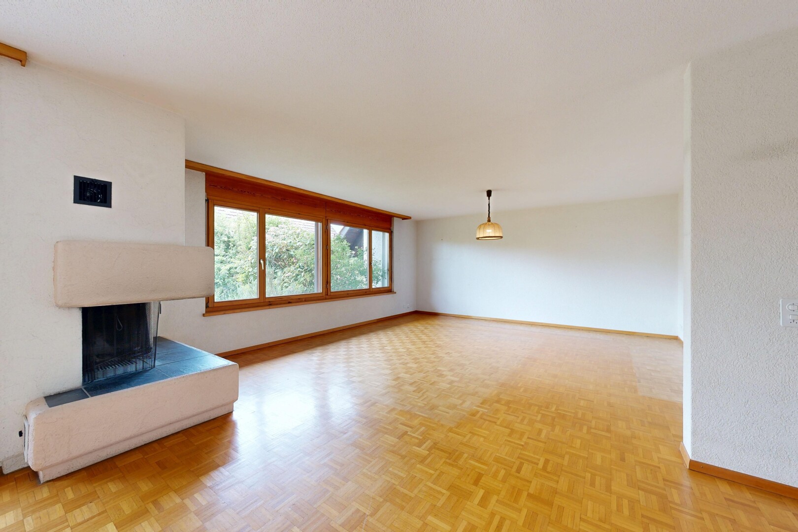 leerer raum mit inside property, holzfußboden, wood finish floor, kamin, und parquet floor