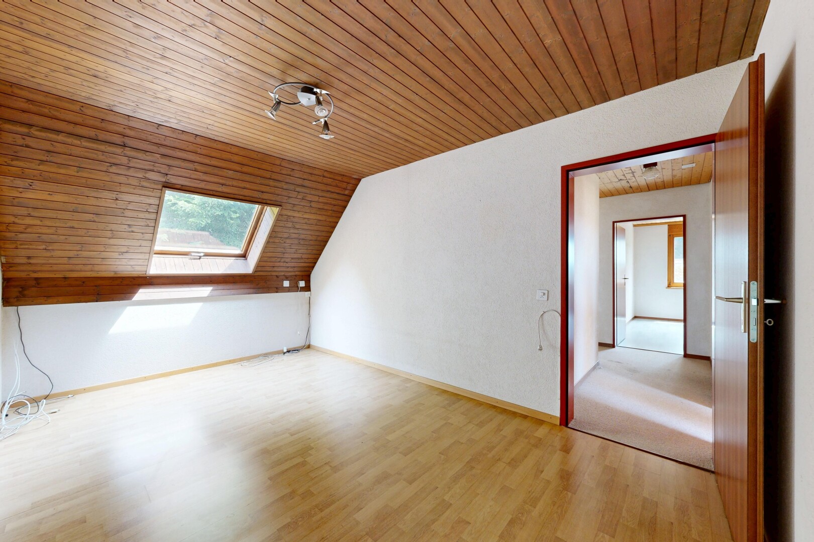 leerer raum mit dachschräge, vaulted ceiling, holzdecke, wood ceiling, und niedrige decke