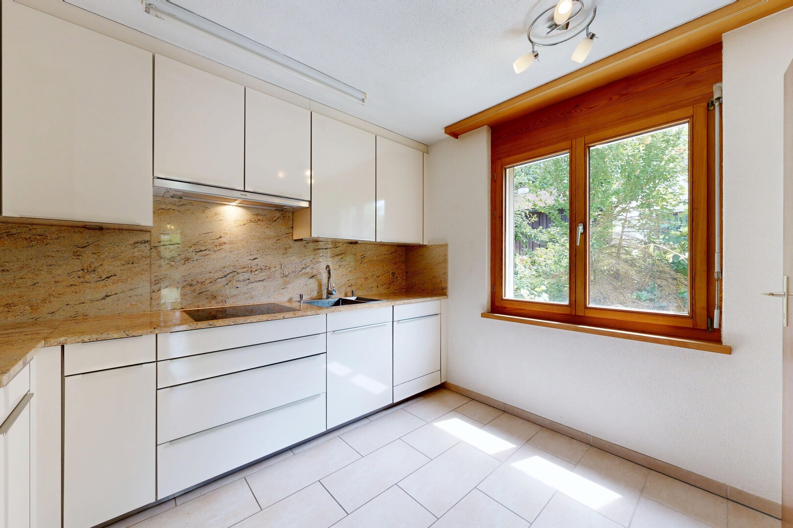 küche mit natürliches licht, natural light, light countertops, weiße schränke, und white cabinets