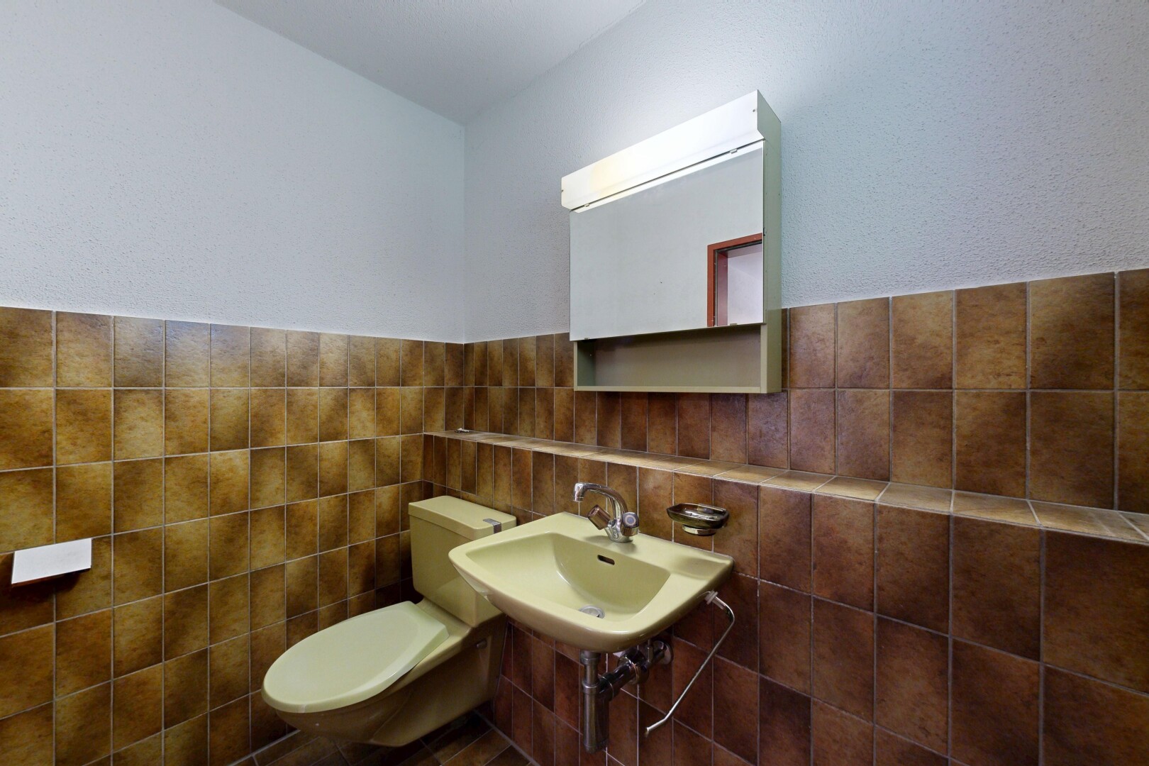 bad mit toilette, gäste-wc, inside property, spiegel, und waschbecken