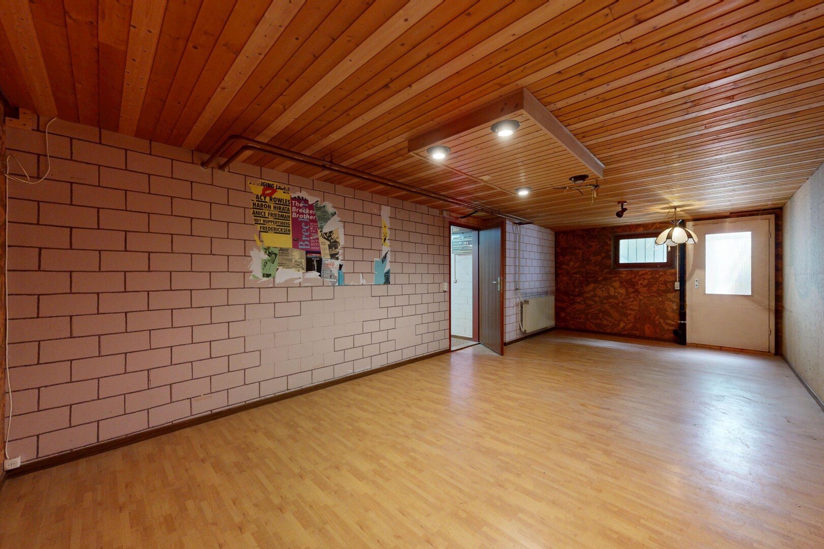 leerer raum mit holzdecke, wood ceiling, holzfußboden, wood finish floor, und inside property