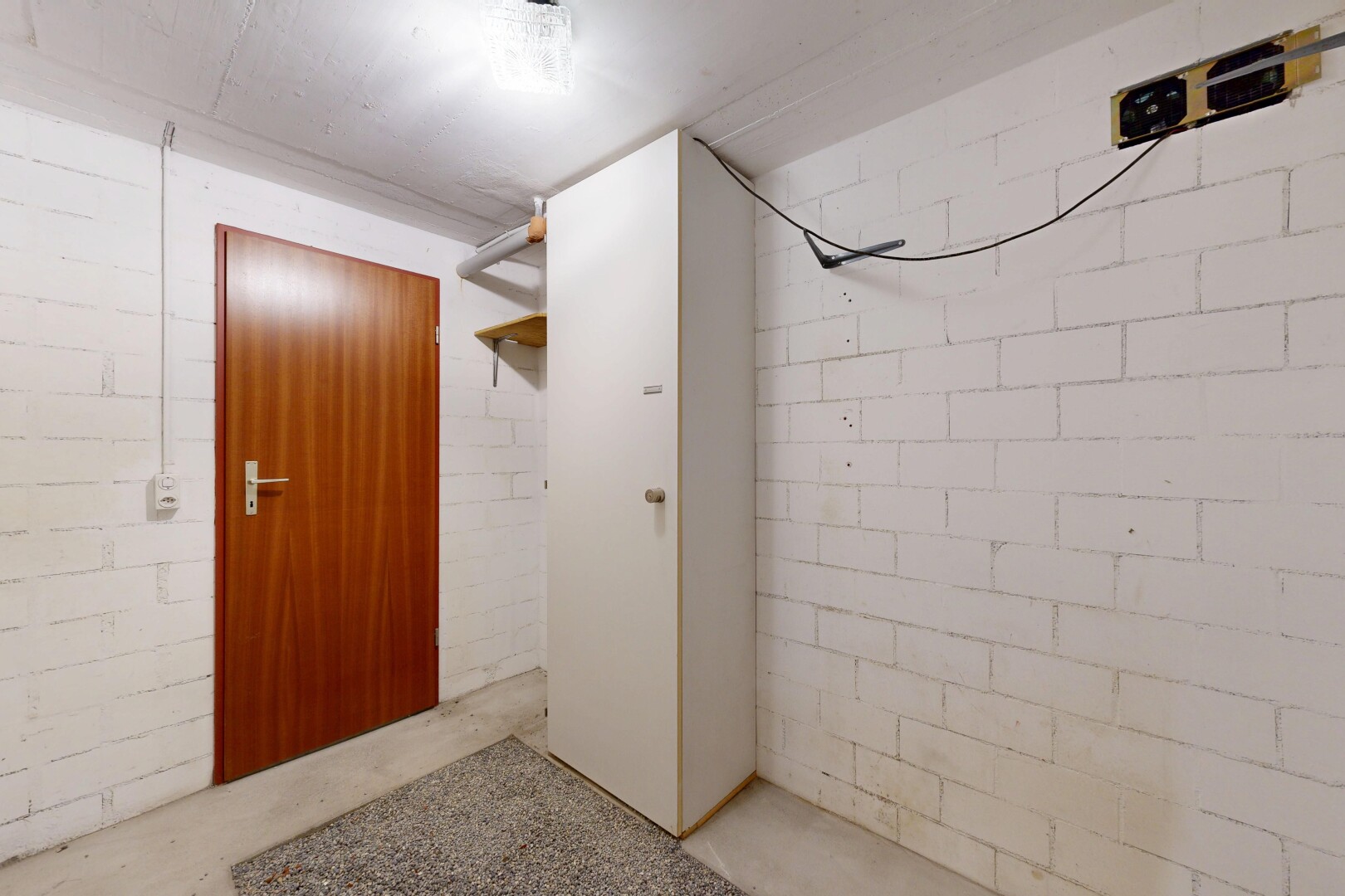 halle / korridor mit betonblockwand, concrete block wall, inside property, betonboden, und concrete floor
