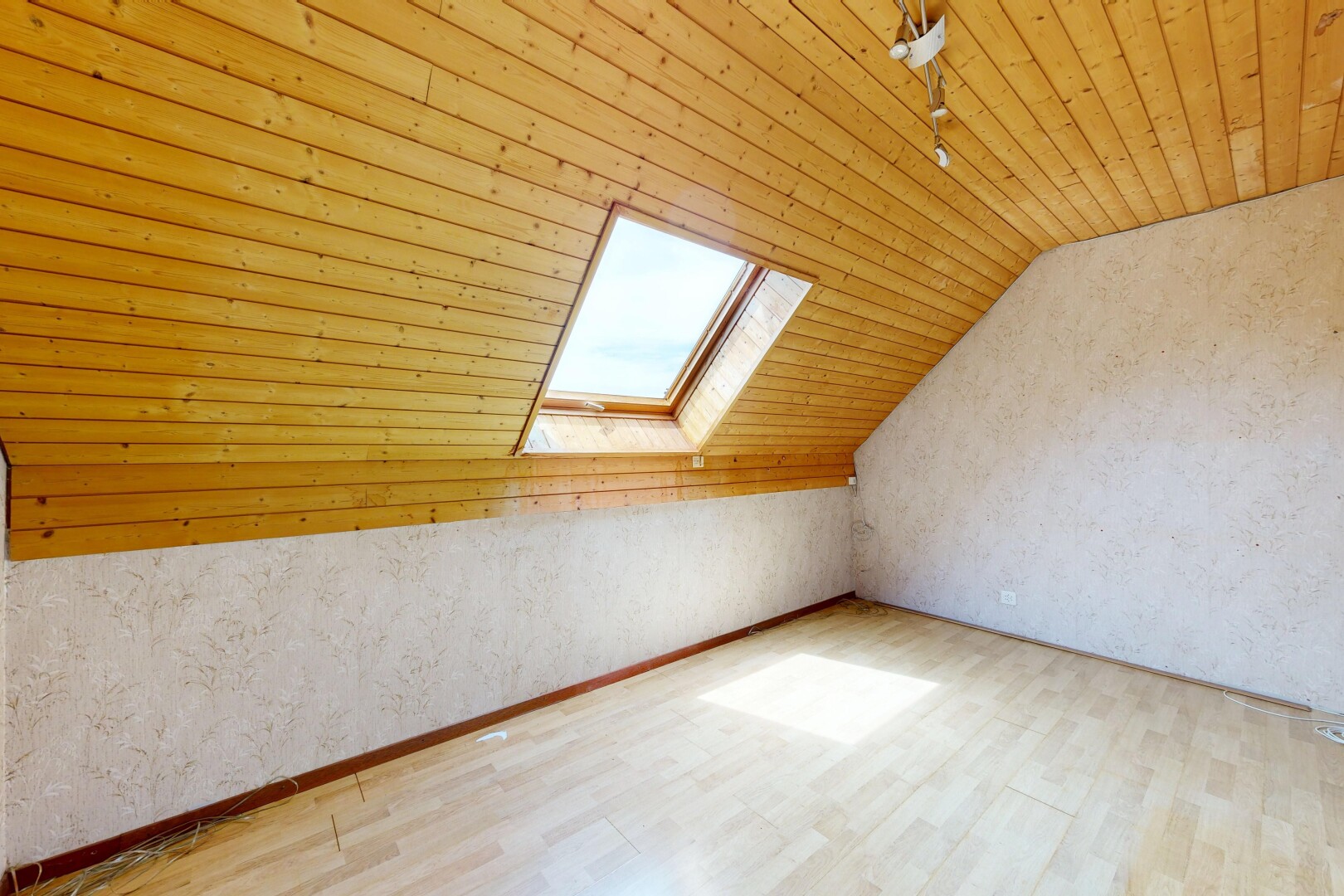 leerer raum mit dachschräge, vaulted ceiling, dachfenster, niedrige decke, und low ceiling