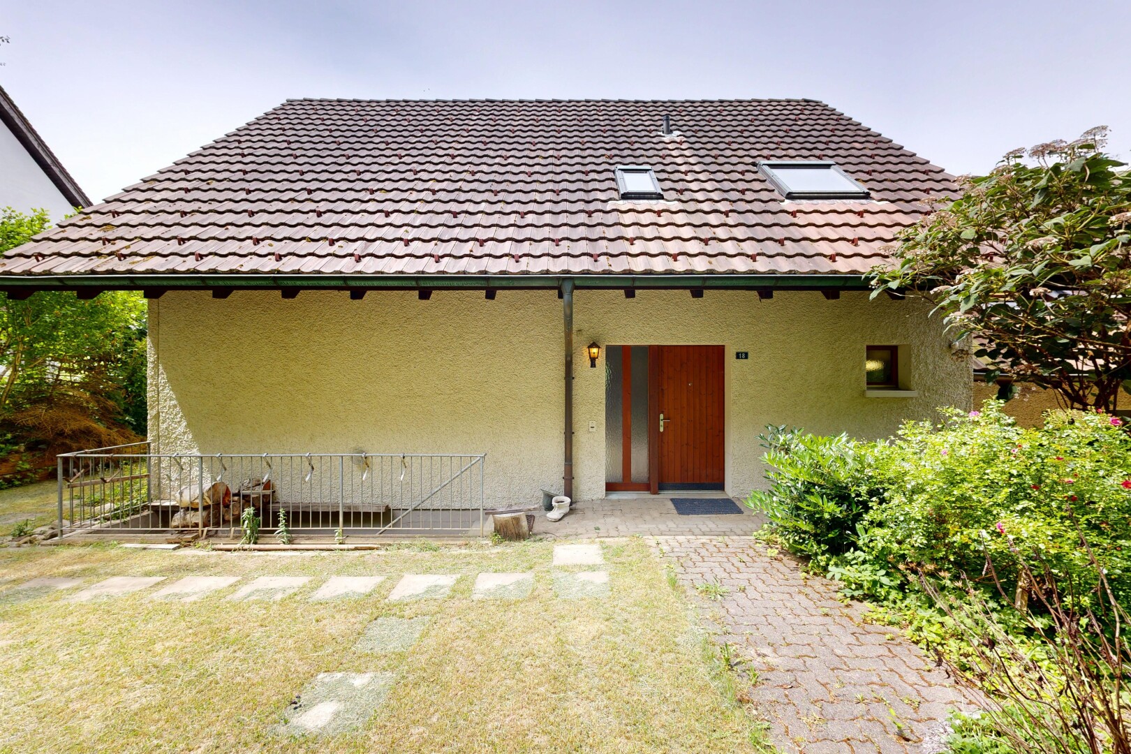 außenansicht mit from property, stuckverkleidung, und ziegeldach