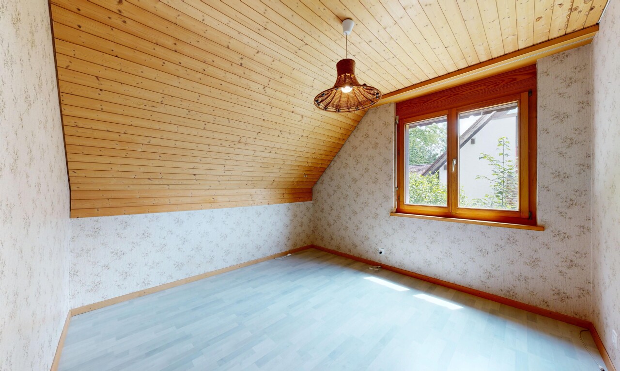 leerer raum mit tapetenwand, wallpaper wall, zusätzliches zimmer, niedrige decke, und low ceiling