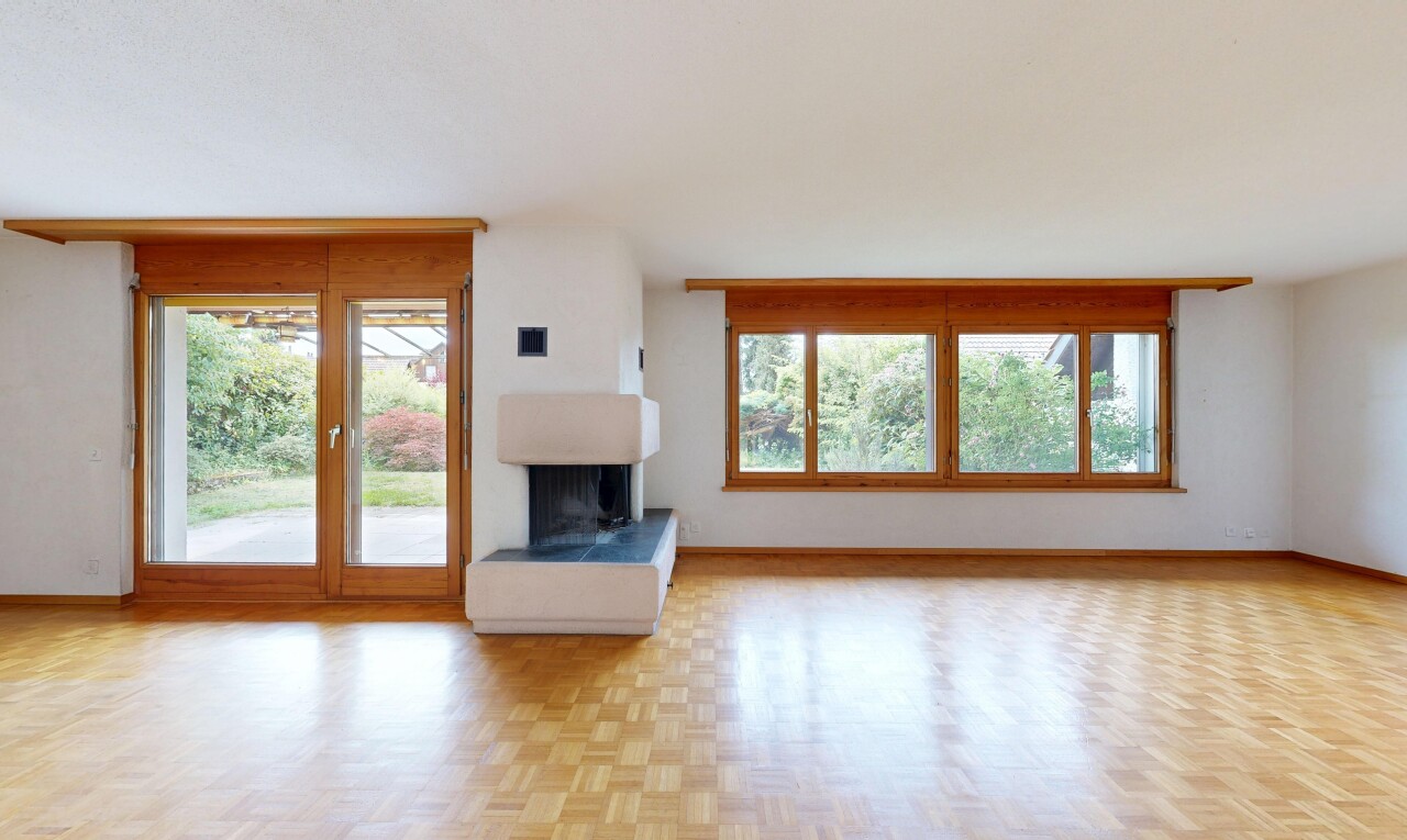 leerer raum mit holzfußboden, wood finish floor, kamin, inside property, und natürliches licht