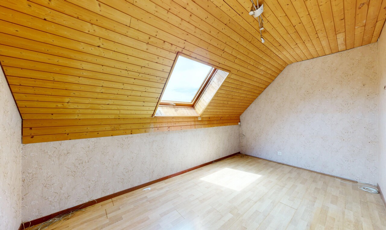 leerer raum mit dachschräge, vaulted ceiling, dachfenster, niedrige decke, und low ceiling