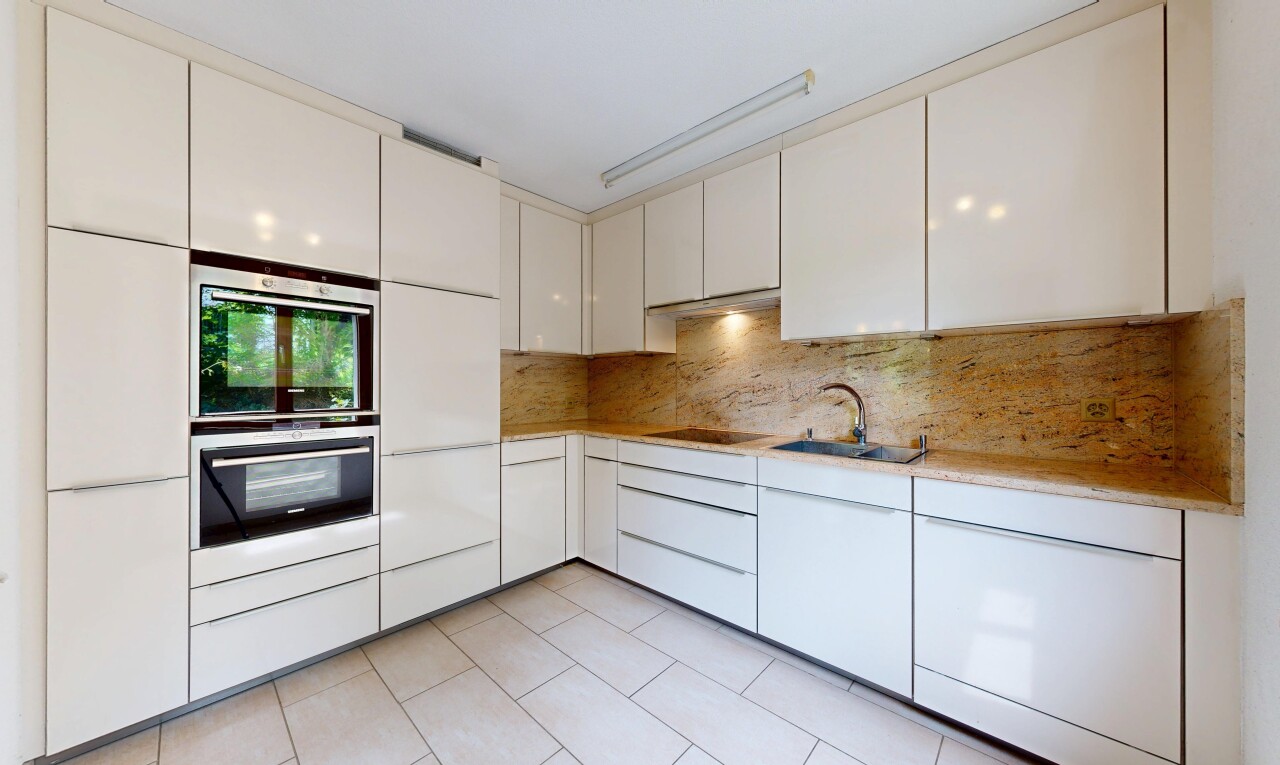küche mit light floor, light countertops, arbeitsplatten, küchenrückwand beim herd, und küchenrückwand beim Herd