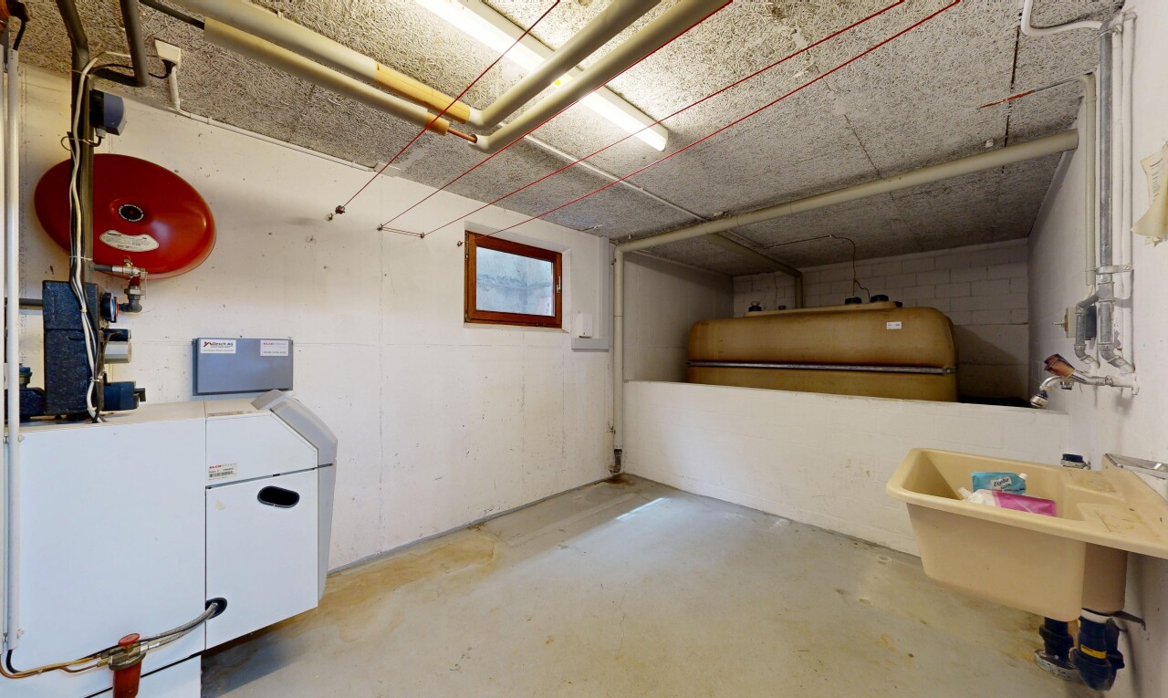 innenraum mit concrete floor, unfinished concrete floor, inside community, keller, und light floor