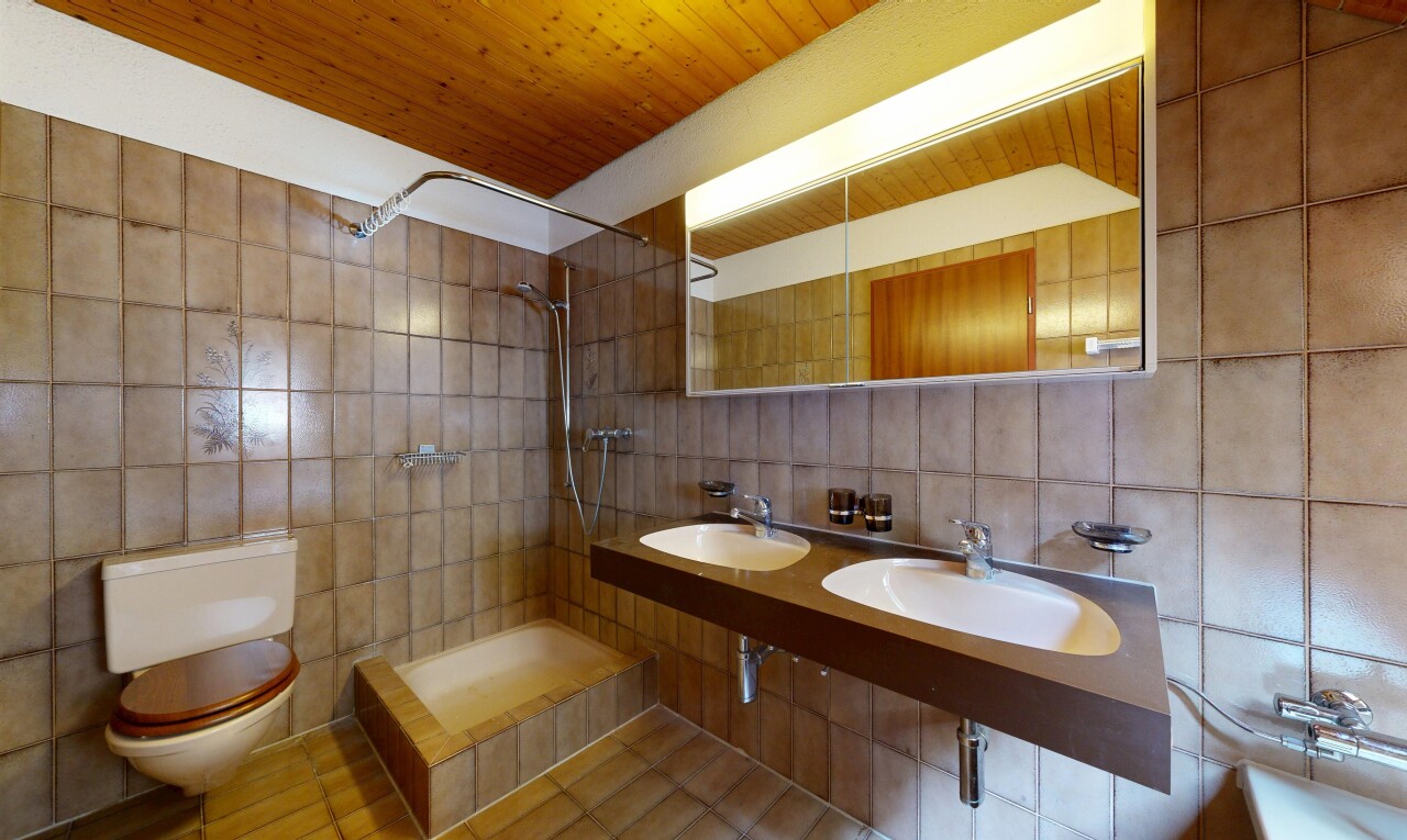 bad mit spiegel, toilette, komplettes badezimmer, fliesenwand, und tile wall