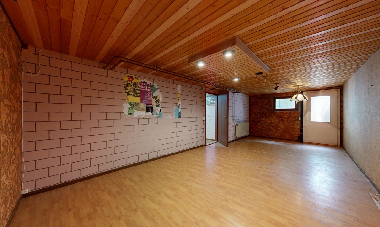 leerer raum mit holzdecke, wood ceiling, holzfußboden, wood finish floor, und inside property
