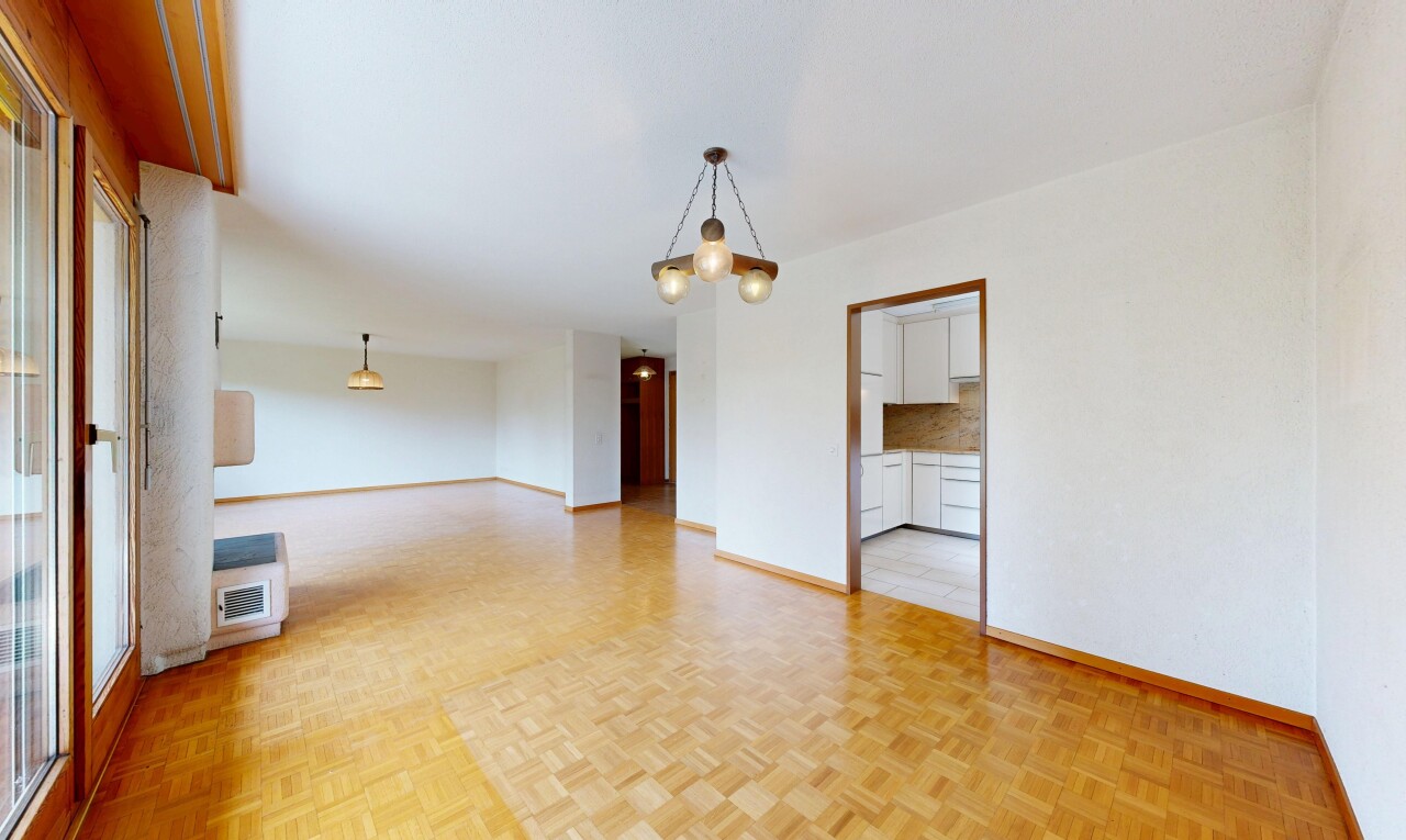 leerer raum mit wood finish floor, holzfußboden, parquet floor, inside property, und küchenrückwand beim Herd