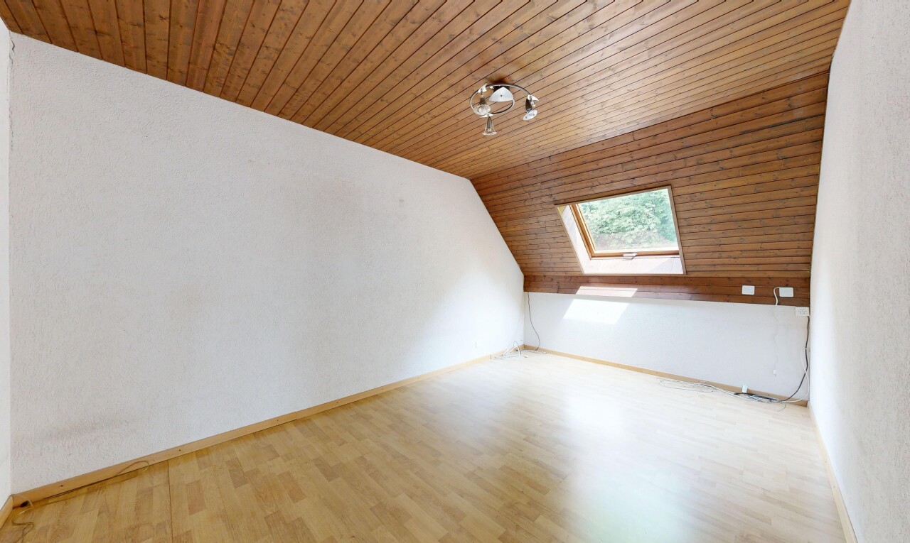 leerer raum mit niedrige decke, low ceiling, dachschräge, vaulted ceiling, und dachfenster