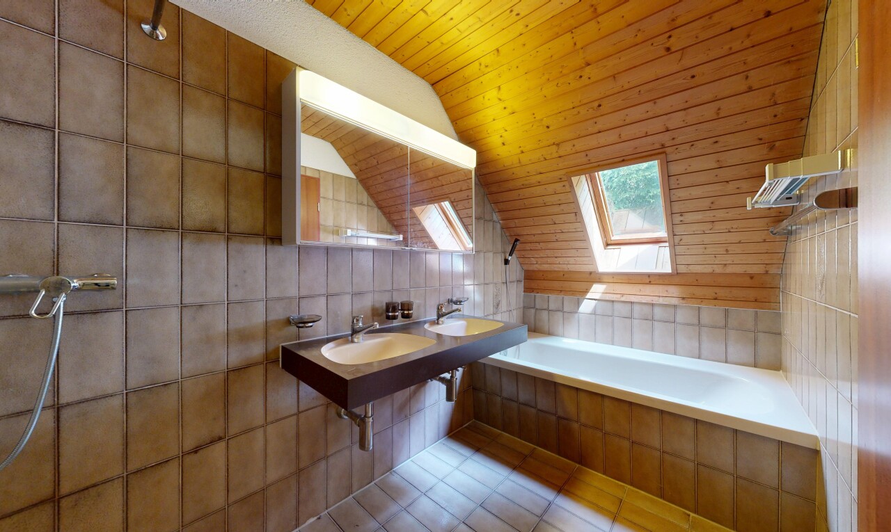 bad mit komplettes badezimmer, spiegel, dachfenster, bad, und inside property