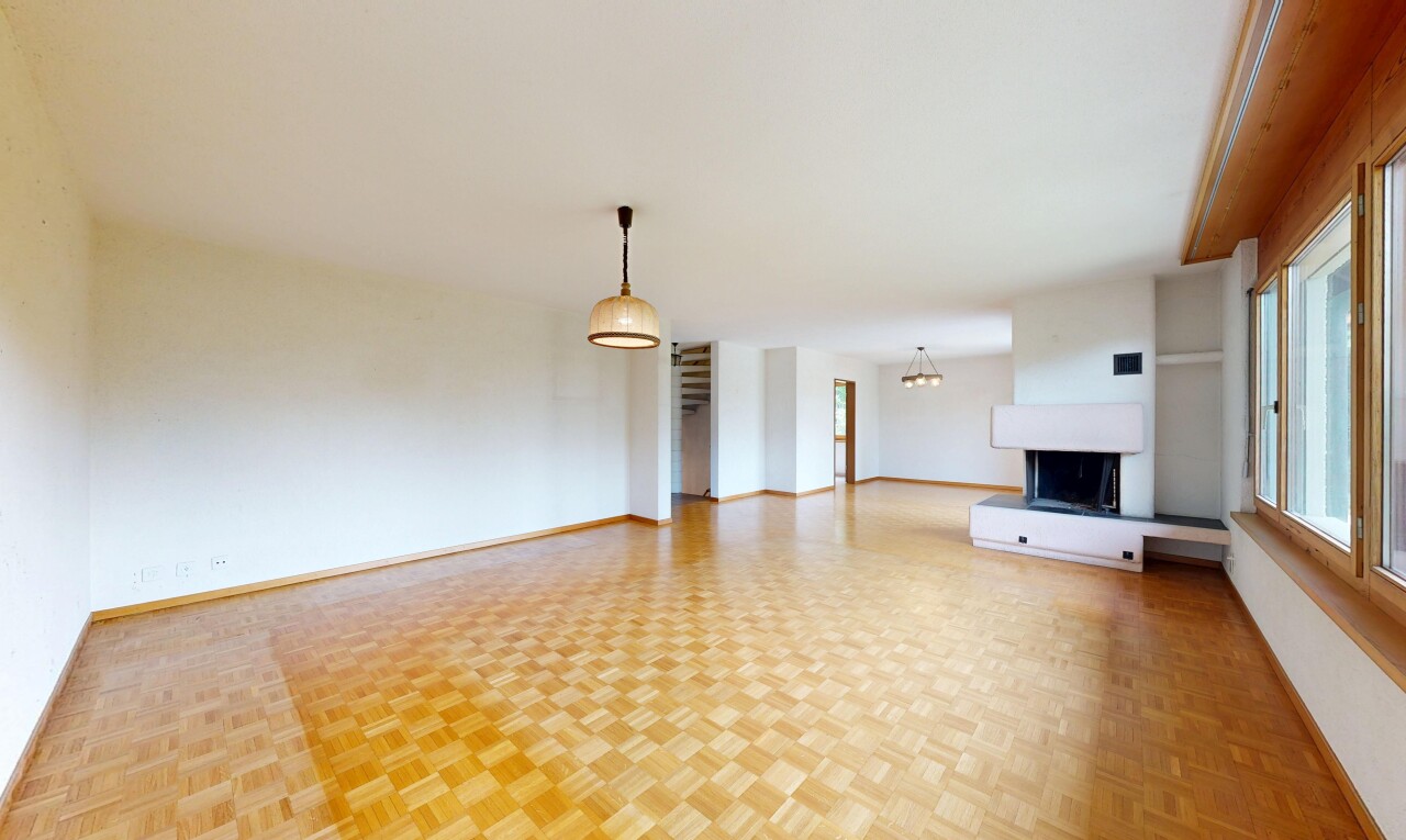 leerer raum mit parquet floor, wood finish floor, holzfußboden, kamin, und inside property