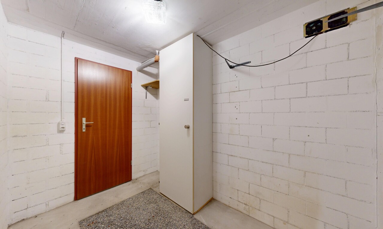 halle / korridor mit betonblockwand, concrete block wall, inside property, betonboden, und concrete floor