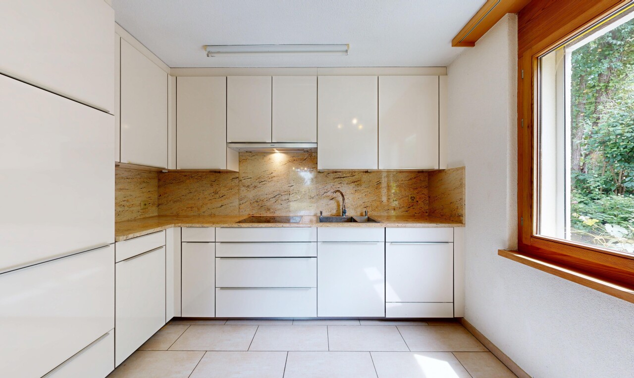 küche mit light countertops, küchenrückwand beim herd, küchenrückwand beim Herd, natürliches licht, und natural light