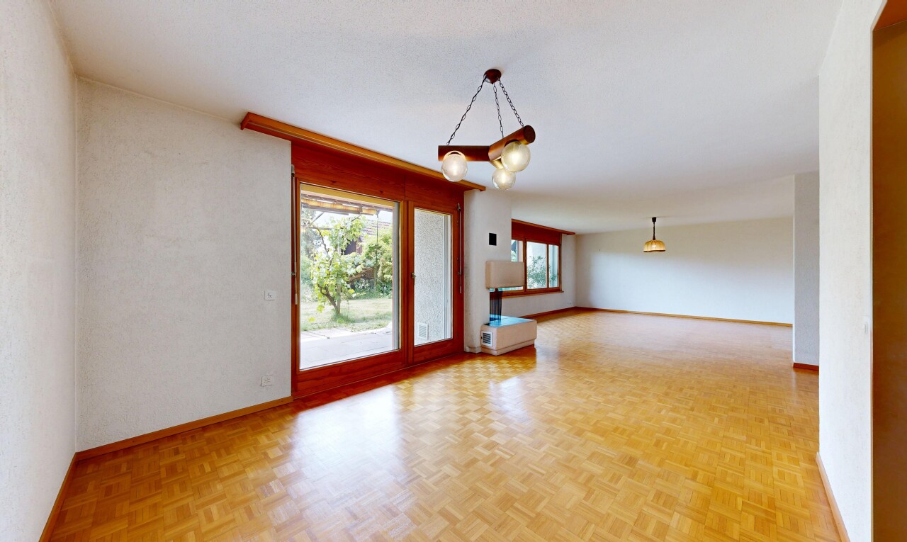 leerer raum mit inside property, natürliches licht, natural light, holzfußboden, und wood finish floor