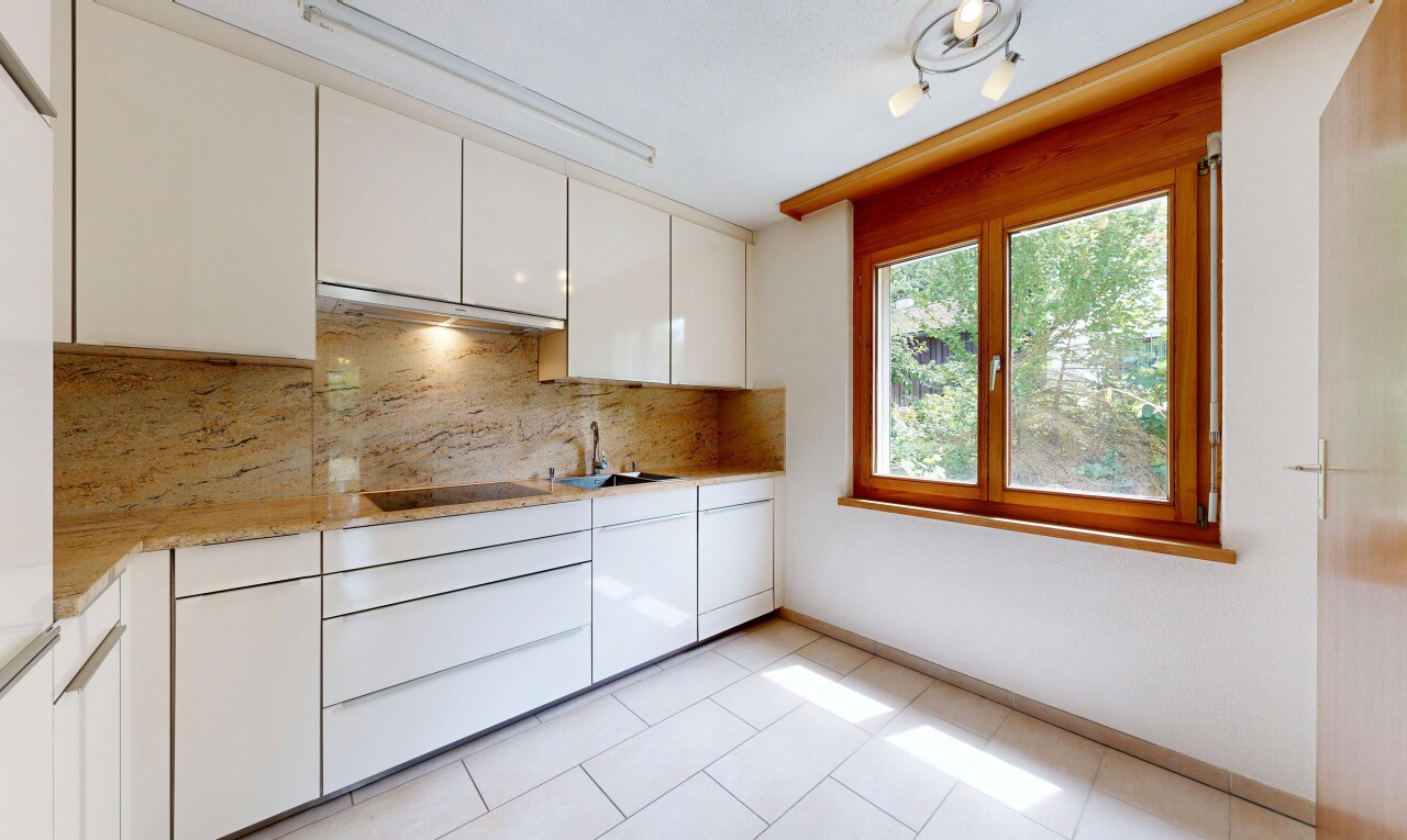küche mit natürliches licht, natural light, light countertops, weiße schränke, und white cabinets