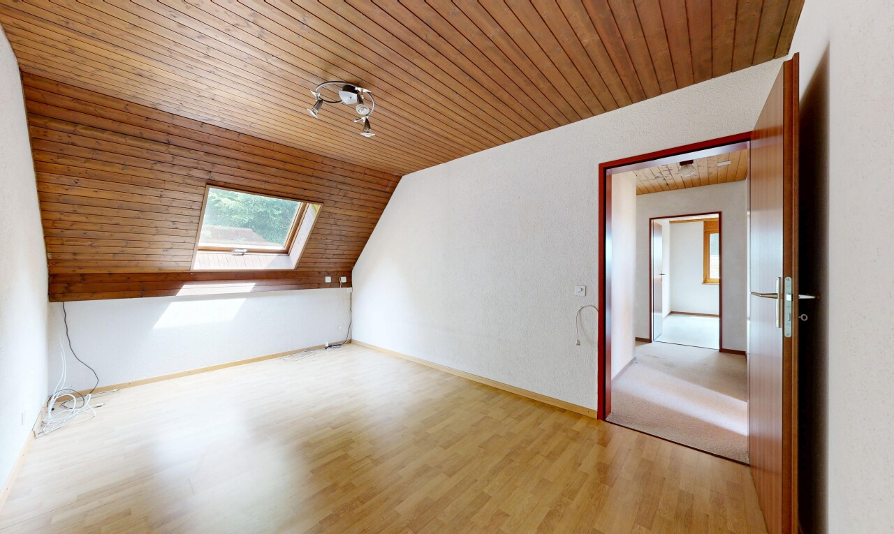leerer raum mit dachschräge, vaulted ceiling, holzdecke, wood ceiling, und niedrige decke