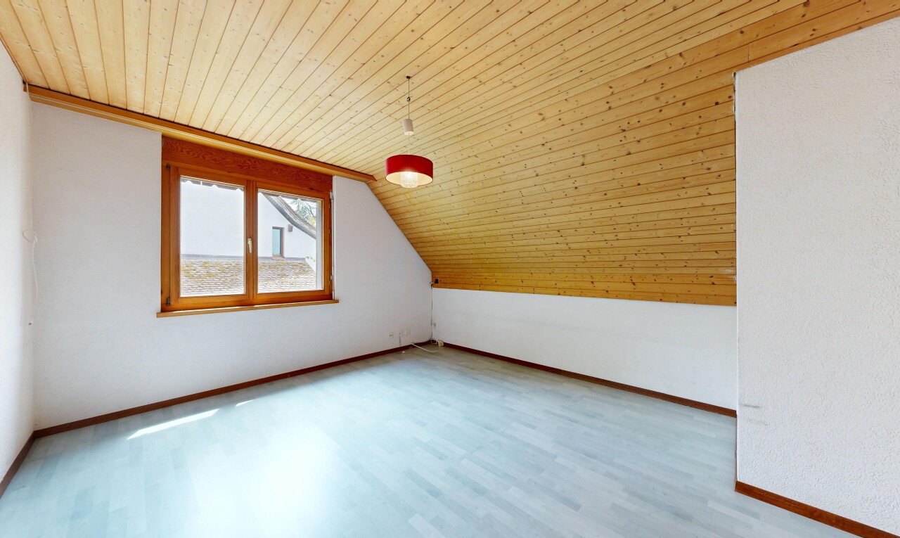 leerer raum mit inside property, natural light, natürliches licht, wood ceiling, und holzdecke