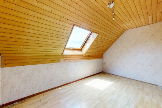 pièce vide avec plafond voûté, vaulted ceiling, puits de lumière, plafond bas, et low ceiling