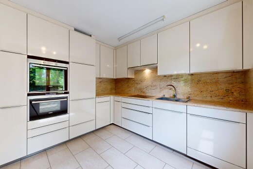 küche mit light floor, light countertops, arbeitsplatten, küchenrückwand beim herd, und küchenrückwand beim Herd